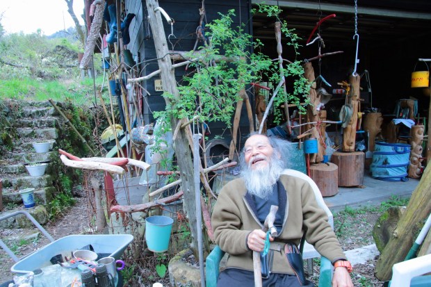 Owaki-san, owner of an offbeat garden for 26 years, invites Nakasendo trekkers to stop and look at his backyard. (Photo by Norma Meyer)