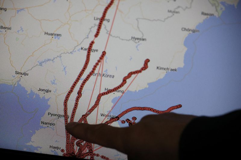 © Reuters. A monitor shows the GPS tracking of balloons built by a Seoul-based activist group that are designed to distribute anti-North Korean messages over North Korean territory in Seoul, South Korea, June 3, 2024. REUTERS/Kim Hong-Ji